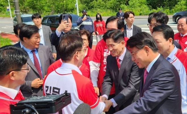 김문수 대선 후보(가운데), 윤상현 의원(오른쪽. 윤상현 의원 페이스북 캡처)