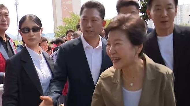 박근혜 전 대통령이 27일 오전, 경북 구미시 박정희 전 대통령 생가 추모관을 찾았다. (SBS 캡처)