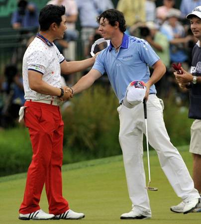 양용은은 2011년 US오픈에 빨간 바지를 입고 출전했지만, 로리 매킬로이(오른쪽)를 넘지 못하며 3위로 대회를 마쳤다. [중앙포토]