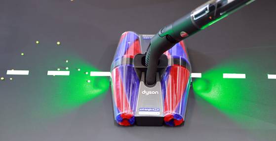 26일 나란히 공개된 다이슨의 ‘펜슬백 플러피콘 청소기’와 로보락의 ‘사로스(Saros·아래 사진) Z70’. [뉴스1]