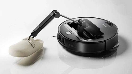 26일 나란히 공개된 다이슨의 ‘펜슬백 플러피콘 청소기(위 사진)’와 로보락의 ‘사로스(Saros) Z70’. [사진 로보락]