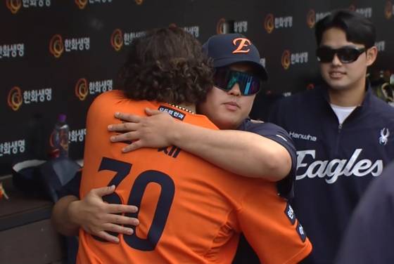 지난 17일 SSG전에서 자신의 기록을 깬 폰세에게 축하의 허그를 건네는 류현진. 사진 티빙 중계화면 캡처