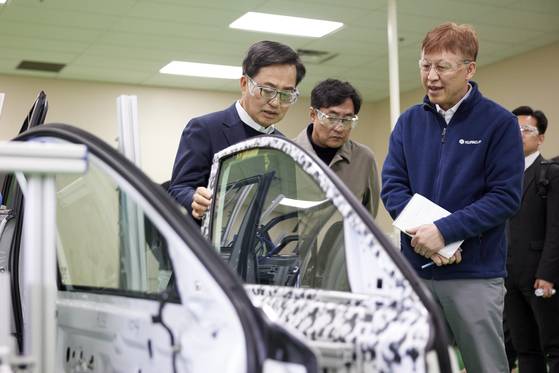 김동연 경기지사가 지난달 9일(현지시각) 미국 미시간주 한국 자동자 부품기업 광진아메리카를 방문해 현장 점검을 하고 있다. 뉴스1