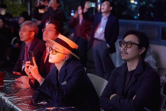 4월 9일, 송출 현장에 참석한 이진준 카이스트 문화기술대학원 교수(오)와 가수 지드래곤(가운데). 사진 갤럭시 코퍼레이션