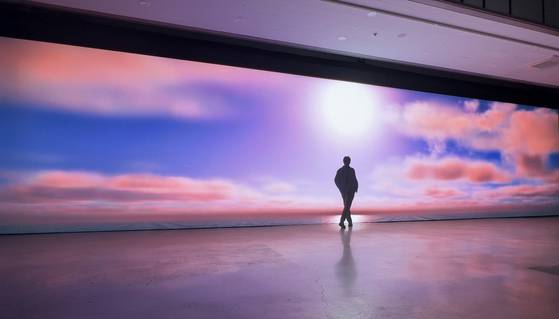 이진준, 방황하는 태양(Wandering Sun), 2024. 싱글 채널 비디오, 컬러, 게임 엔진, NASA 지구 관측 데이터, 2.4m x 57.6m, 2.6pt, 4분 15초. 사진 이진준