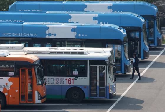 지난 27일 부산 강서구 강서시내버스 공영차고지에 운행을 앞둔 시내버스가 주차돼 있다.  서울, 부산 등 전국자동차노동조합연맹 산하 시내버스 노조는 노사교섭 결렬시 28일 동시 총파업을 진행한다고 밝혔다. 뉴스1