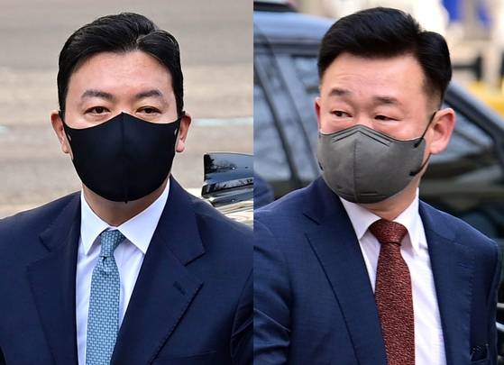 윤석열 대통령 체포를 방해한 혐의를 받는 김성훈 전 대통령경호처 차장(왼쪽)과 이광우 전 경호본부장. 사진은 지난 3월 21일 서울 마포구 서울지방법원에서 열린 구속 전 피의자 심문에 각각 출석하는 모습. 뉴스1