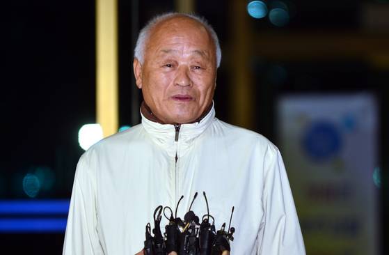 허재호 전 대주그룹 회장이 2014년 3월 29일 광주 동구 광주지검에서 11시간여에 걸친 조사를 받고 나오는 모습. 뉴시스