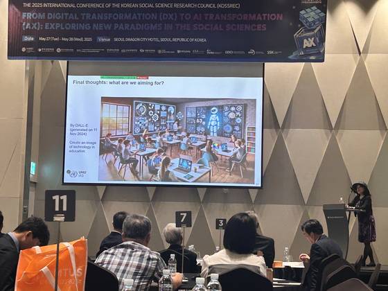 27일 서울 용산구 드래곤시티 호텔에서 열린 '2025 한국사회과학협의회 국제학술대회' 첫날 포럼에서 야마구치 시노부 교수(UN대학교 지속가능성 고등연구소 소장)가 기조 발표를 하고 있다. 강혜란 기자