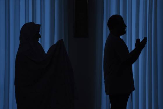 이란은 국교인 이슬람교의 영향력이 큰 나라다. 영화 속에서 기성세대인 나즈메와 이만은 깊은 신앙심을 여러 차례 표한다. 사진 그린나래미디어