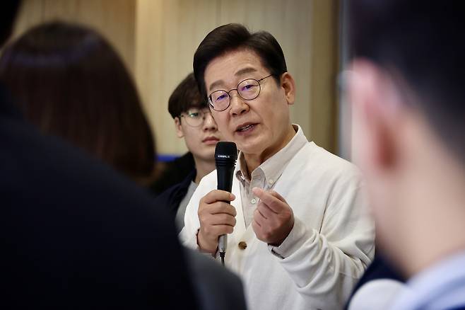 이재명 더불어민주당 대선 후보가 26일 경기 수원시 영통구 아주대학교 혁신공유라운지에서 청년 정책을 논의하기 위해 대학생들과 간담회를 하고 있다. 연합뉴스