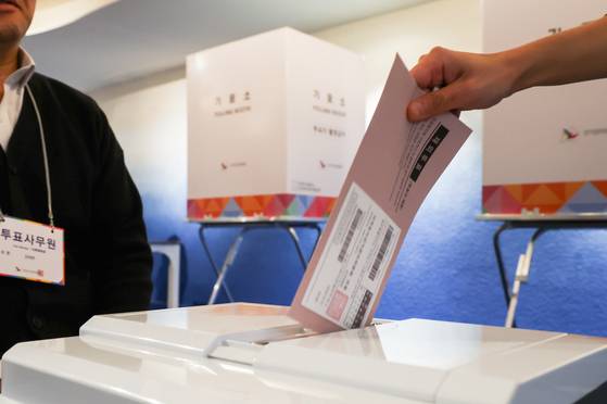 제21대 대통령선거 재외국민 투표 첫날인 20일(현지시간) 프랑스 파리 16구 주프랑스한국대사관 영사부에 설치된 투표소에서 유권자들이 소중한 한 표를 행사하고 있다. 뉴스1