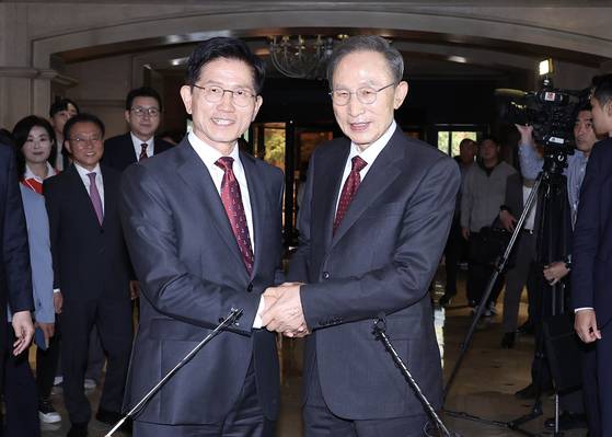 김문수 국민의힘 대선 후보와 이명박 전 대통령이 27일 오후 서울 여의도 켄싱턴호텔에서 만나 인사를 하고 있다. 임현동 기자