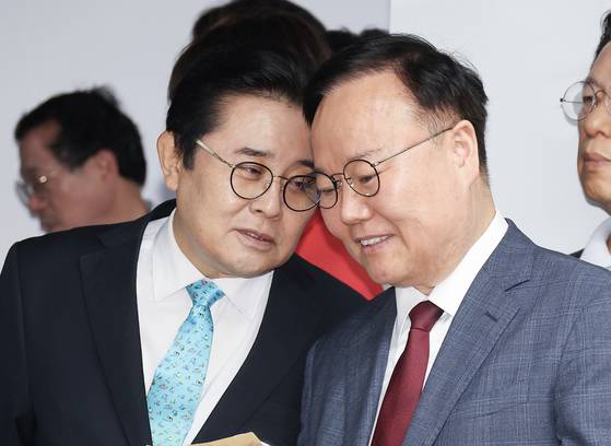 전병헌 새미래민주당 대표(왼쪽)와 김문수 국민의힘 대선 후보 비서실장인 김재원 전 의원이 27일 서울 여의도 새미래민주당 중앙당사에서 열린 이낙연 상임고문 긴급 기자회견에 참석해 대화하고 있다. 임현동 기자