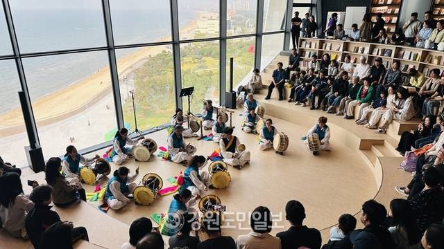 ▲ 평창문화원 민속예술단이 광복 80주년을 맞아 지난 22일부터 25일까지 중국 옌타이를 방문, 해외문화교류 활동을 가졌다. 옌타이 현지 공연 모습. 평창문화원 제공.