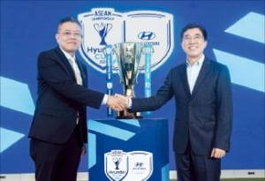 키에프 사메스 동남아시아축구연맹 회장(왼쪽)과 김성남 현대차 아태권역본부장이 ‘아세안 현대컵’ 조인식에서 악수하고 있다.  현대차 제공