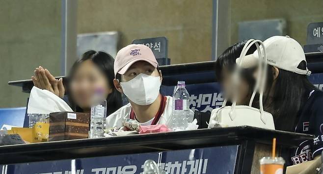 지난해 잠실의 한 야구장에서 포착된 이강인과 여자친구. /뉴스1