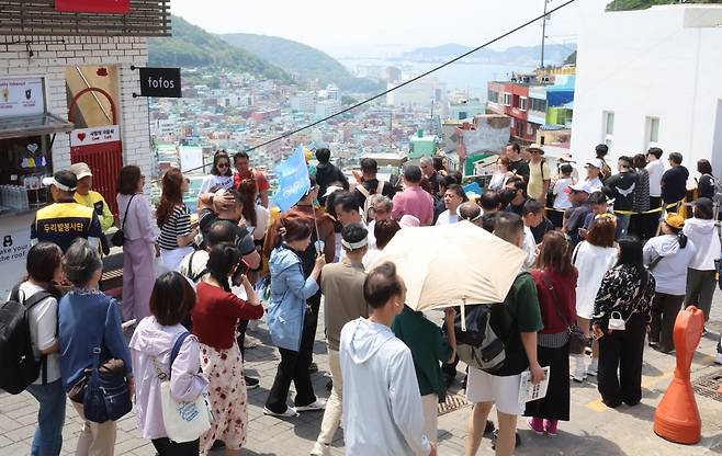부산 사하구 감천마을에 외국인 관광객들로 붐비고 있다. /사진=연합뉴스