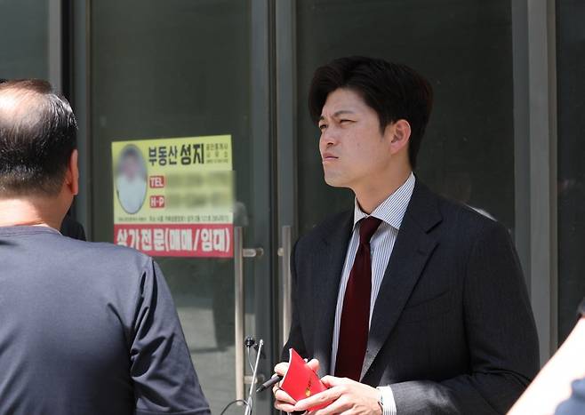 김용태 국민의힘 비상대책위원장이 지난 26일 오전 경기 시흥시 정왕동 웨이브파크 인근 상가들을 둘러보고 있다. 뉴스1