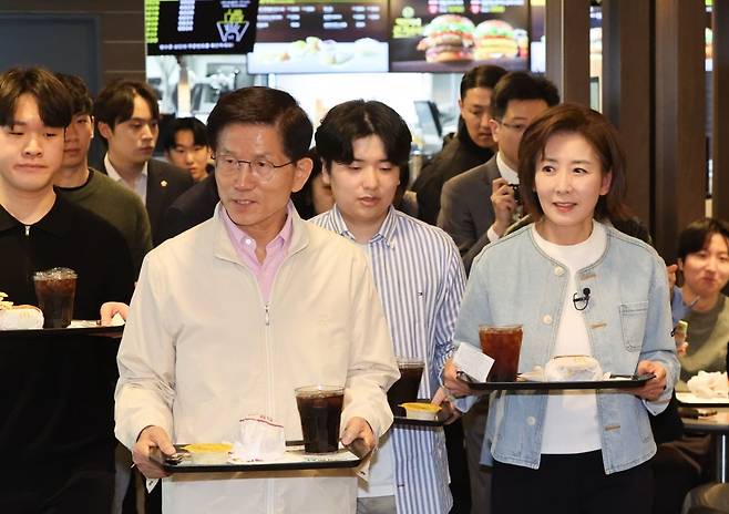 김문수 후보와 국민의힘 나경원 의원이 4월 12일 서울 동작구 중앙대학교 내 패스트푸드 음식점에서 청년 간담회를 열기 앞서 주문한 음식을 들고 자리로 향하고 있다. 사진=연합뉴스