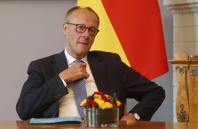 프리드리히 메르츠 독일 총리가 지난 22일(현지시간) 리투아니아 빌뉴스에서 기타나스 나우세다 리투아니아 대통령과 회담하고 있다.