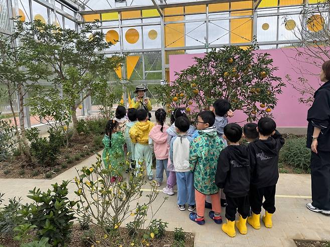 유아 대상 정원체험 교육. 한국수목원정원관리원 제공