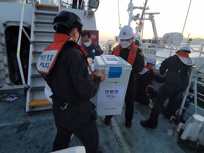 22년 6월 치러진 제8회 전국동시지방선거에서 서해5도특별경비단 소속 502함이 서해 연평면 투표함을 이송하고 있다. 해양경찰청 제공