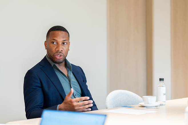 30일 공연되는 <쇼스타코비치 10: 다른 세상을 꿈꿀 수 있었더라면> 에서 서울시향과의 연주를 준비하고 있는 지휘자 로더릭 콕스가  27일 서울 역삼동 GS문화재단 사무실에서 인터뷰를 하고 있다. GS문화재단 제공