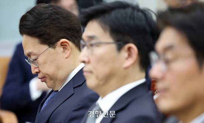 강한승 쿠팡 대표, 홍용준 쿠팡로지스틱스 대표, 정종철 쿠팡풀필먼트서비스 대표(왼쪽부터)가 21일 국회 환노위 청문회에서 굳은 표정으로 의원 질의를 듣고 있다. 2025.01.21 박민규 선임기자