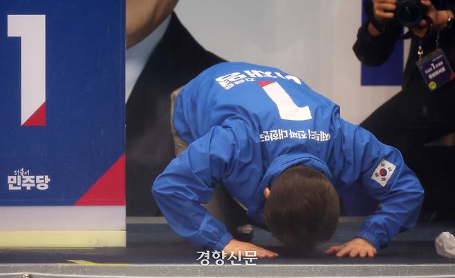 이재명 더불어민주당 대선후보가 지난 15일 전남 순천시 연향동 패션의 거리에서 열린 선거 유세에서 연설을 마치고 순천 시민들에게 큰절을 올리고 있다. 박민규 선임기자