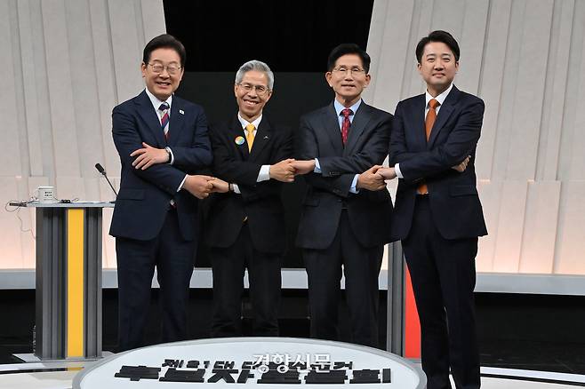 더불어민주당 이재명(왼쪽부터), 민주노동당 권영국, 국민의힘 김문수, 개혁신당 이준석 대선 후보가 27일 서울 마포구 상암동 MBC 스튜디오에서 진행된 정치 분야 TV토론회에 앞서 포즈를 취하고 있다. 국회사진기자단