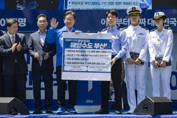 더불어민주당 이재명 대선 후보가 지난 14일 부산 부산진구 서면 유세에서 부산 해양수도를 위한 공약에 서명한 뒤 들어보이고 있다. 연합뉴스