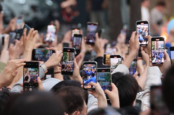 Supporters of Democratic Party of Korea's presidential candidate Rep. Lee Jae-myung take photos and record video during his campaign rally in Ulsan on May 13. (Yonhap)