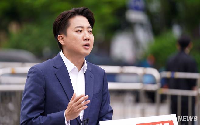 이준석 개혁신당 대선 후보가 지난 19일 서울 종로구 광화문광장에서 열린 기자회견에서 발언하고 있다. 유희태 기자