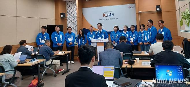 시흥시 더불어민주당 시·도의원들이 27일 시청에서 거북섬 상권 활성화를 위한 기자회견을 하고 있다. 사진=성은숙 기자