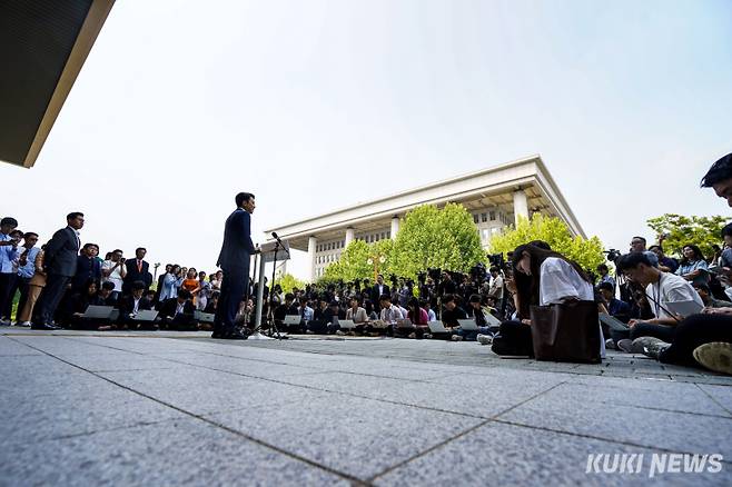 이준석 개혁신당 대선 후보가 27일 서울 영등포구 국회 소통관 앞에서 단일화 관련 긴급 기자회견을 열고 발언하고 있다.