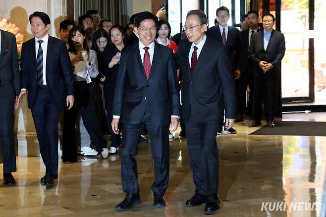 김문수 국민의힘 대선 후보와 이명박 전 대통령이 27일 서울 여의도 켄싱턴 호텔에서 회동하고 있다. 유희태 기자