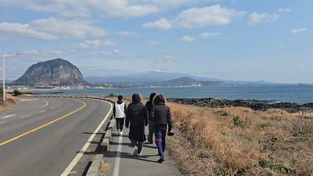 제주순오름치유센터의 중독 치유 프로그램에 참여한 이들이 중독의 유혹을 이겨내고자 제주도 올레길을 걷고 있다. 제주순오름치유센터 제공