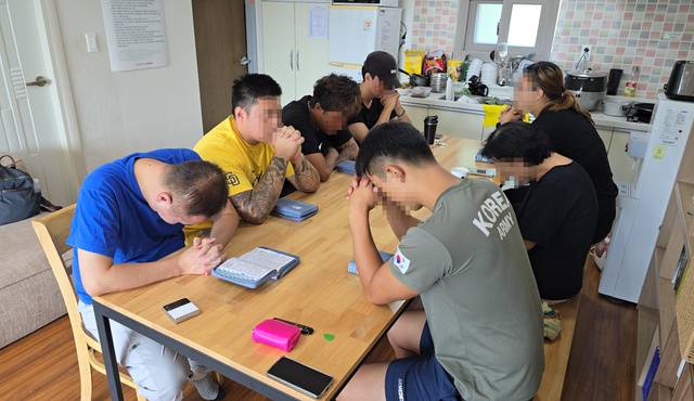 제주도 서귀포시 센터에서 입소자들이 기도 모임을 하고 있는 모습. 제주순오름치유센터 제공