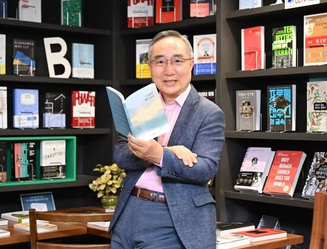 최은평 장로가 최근 서울 강남구에 위치한 복합문화공간 ‘북쌔즈’에서 출간한 책 ‘그리움은 별이 되어’를 들고 있다.   신석현 포토그래퍼