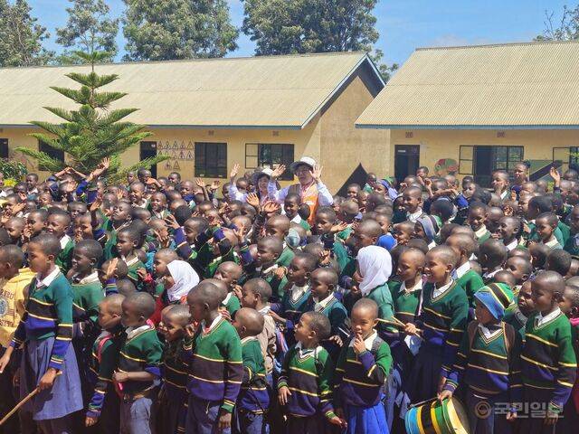 탄자니아 은다바시 초등학교 아이들이 인천제2교회 노원석 목사와 정현정 사모를 둘러싸고 반갑게 맞고 있다.