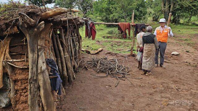 지난해 초등학교를 졸업한 13살 아네스는 할머니와 살고 있었다. 구멍이 숭숭 뚫린 움막 같은 집에서 하루 한 끼도 제대로 먹지 못한다. “뭐가 제일 하고 싶냐”는 이 목사의 질문에 한참 망설이다 “중학교에 가고 싶다”고 말하곤 눈물을 훔쳤다.