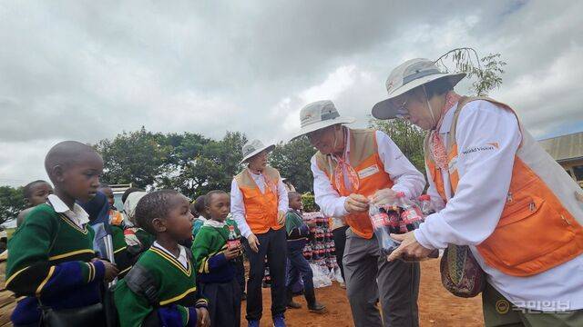 이건영(가운데) 인천제2교회 원로목사와 김영주(오른쪽) 사모가 탄자니아에서 가장 오래된 은다바시 초등학교에서 아이들에게 콜라를 선물하고 있다. 왼쪽은 노원석 담임목사.