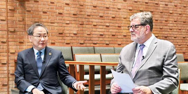 김정석(왼쪽) 기독교대한감리회 감독회장과 데이비드 맥알리스터 윌슨 미국 웨슬리신학교 총장이 최근 미국 워싱턴DC 학교 채플에서 대담을 갖고 한국교회와 신학교의 사명에 대해 말하고 있다.