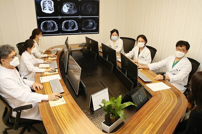서울아산병원 대장암센터는 난도가 높은 재발성 대장암과 타장기 전이 대장암을 동시에 수술하는 데도 적극 나서고 있다. 박인자 서울아산병원 대장암센터소장(오른쪽 두번째)을 비롯한 대장암 간전이팀이 통합진료를 시행하고 있다. [사진 = 서울아산병원]
