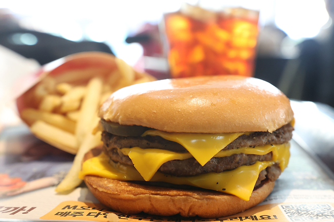 서울 한 프랜차이즈 업체의 햄버거 . [사진 출처 = 연합뉴스]