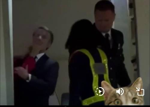 브리지트 여사 손에 맞는 마크롱 대통령. 엑스(X·옛 트위터) 캡처