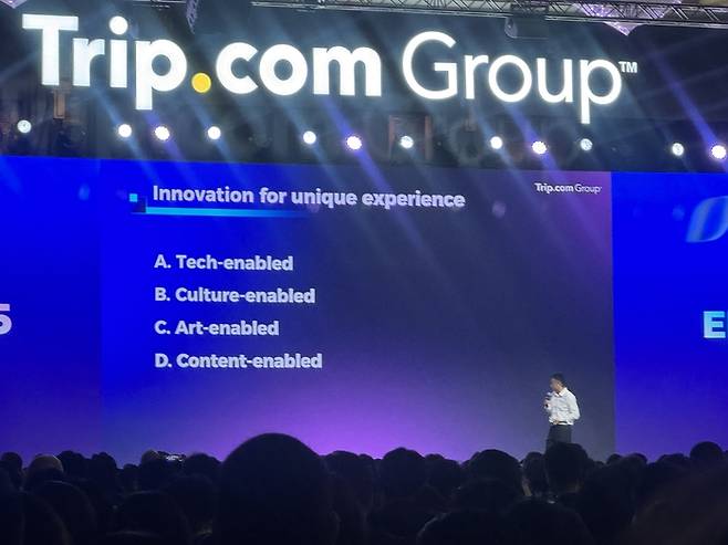 제임스 량 트립닷컴 그룹 회장이 연례 세미나 ‘인비젼 2025’에서 발표를 하고 있다. / 사진=홍지연 여행+ 기자