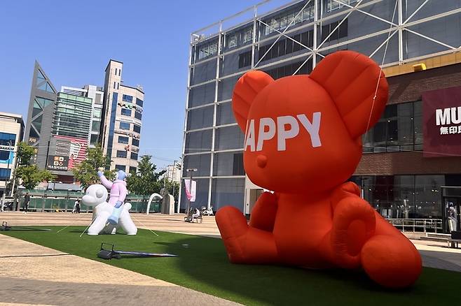 롯데백화점 울산점 광장에서 열리고 있는 ‘미리 보는 2025 울산국제아트페어’ 특별전에 전시된 곰 형태 대형 풍선 조형물 <자료=울산국제아트페어>