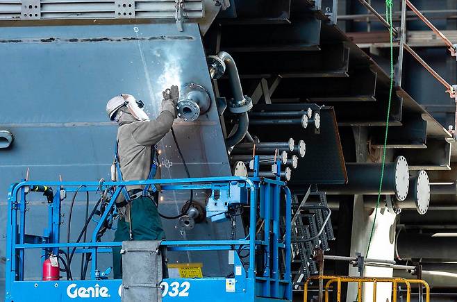 조선소 선박 건조 현장에서 외국인 근로자가 용접 작업을 하고 있다.  독자 제공